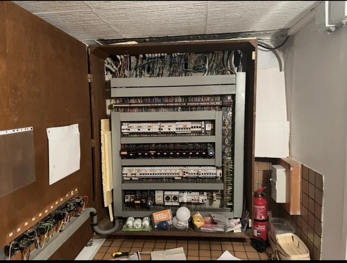 Ancienne armoire électrique avant rénovation
